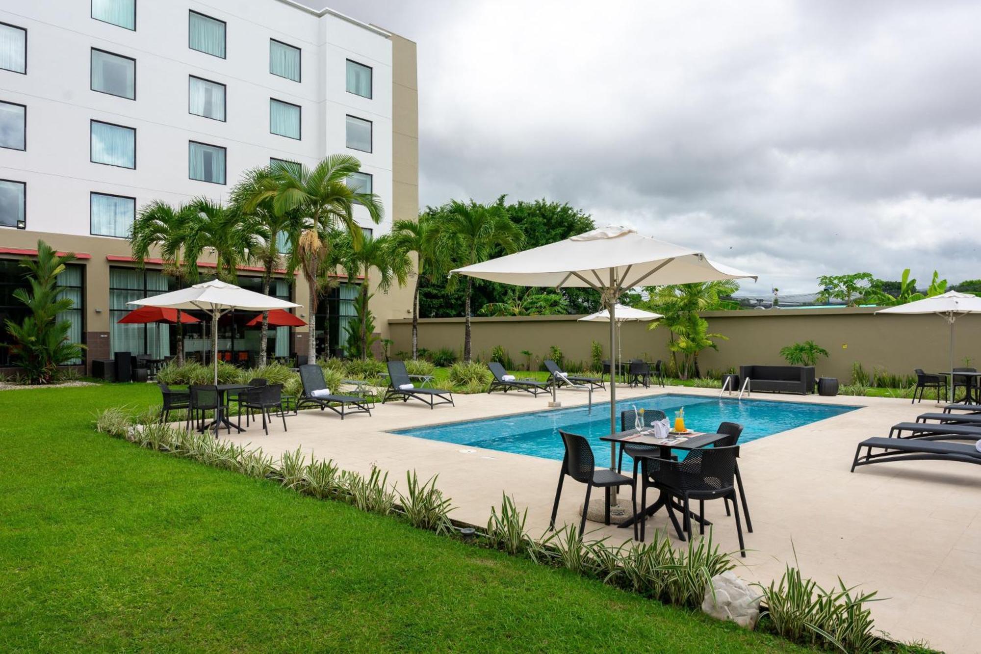Courtyard By Marriott Panama Metromall Tocumen Exterior photo