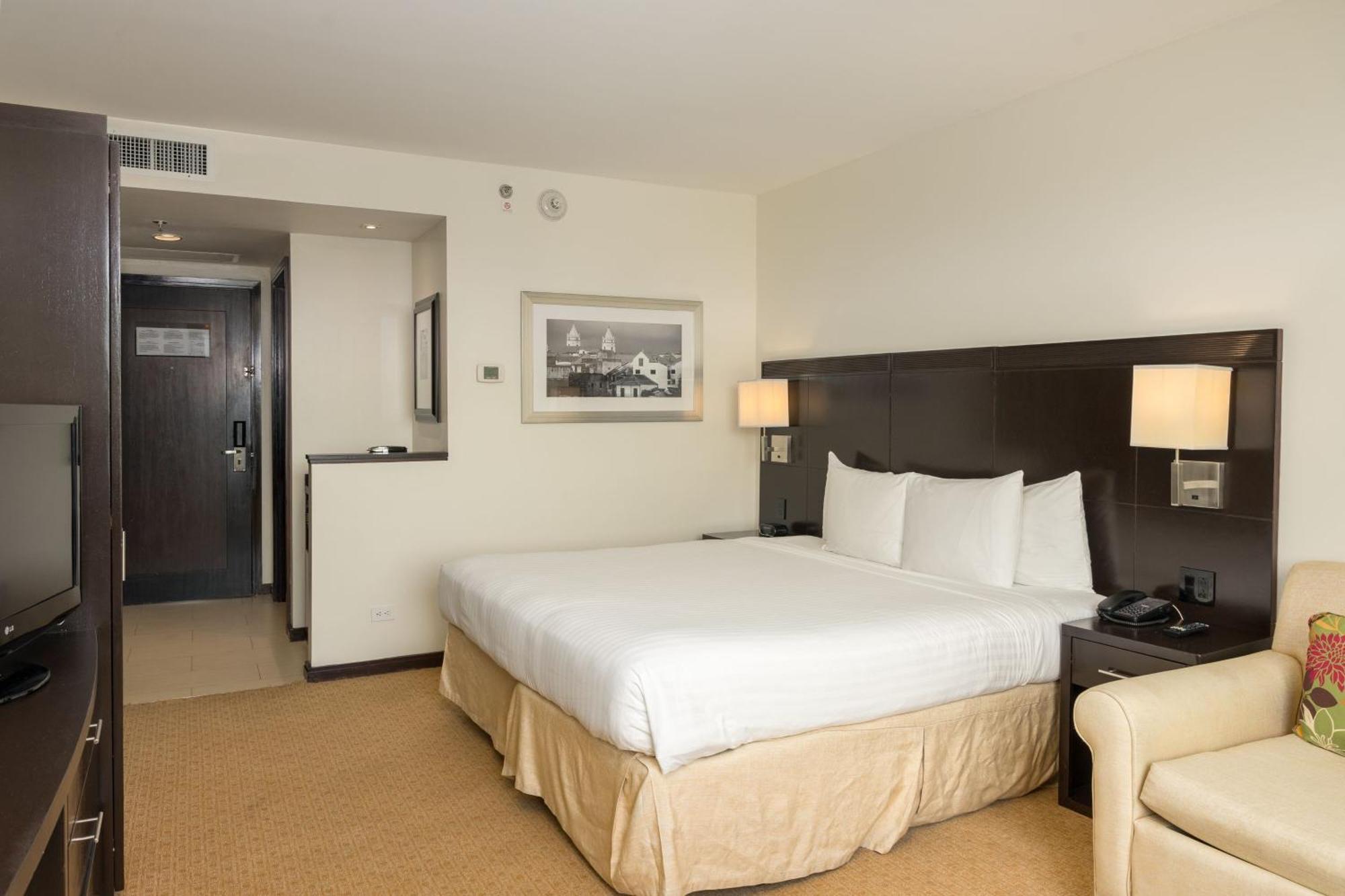 Courtyard By Marriott Panama Metromall Tocumen Exterior photo
